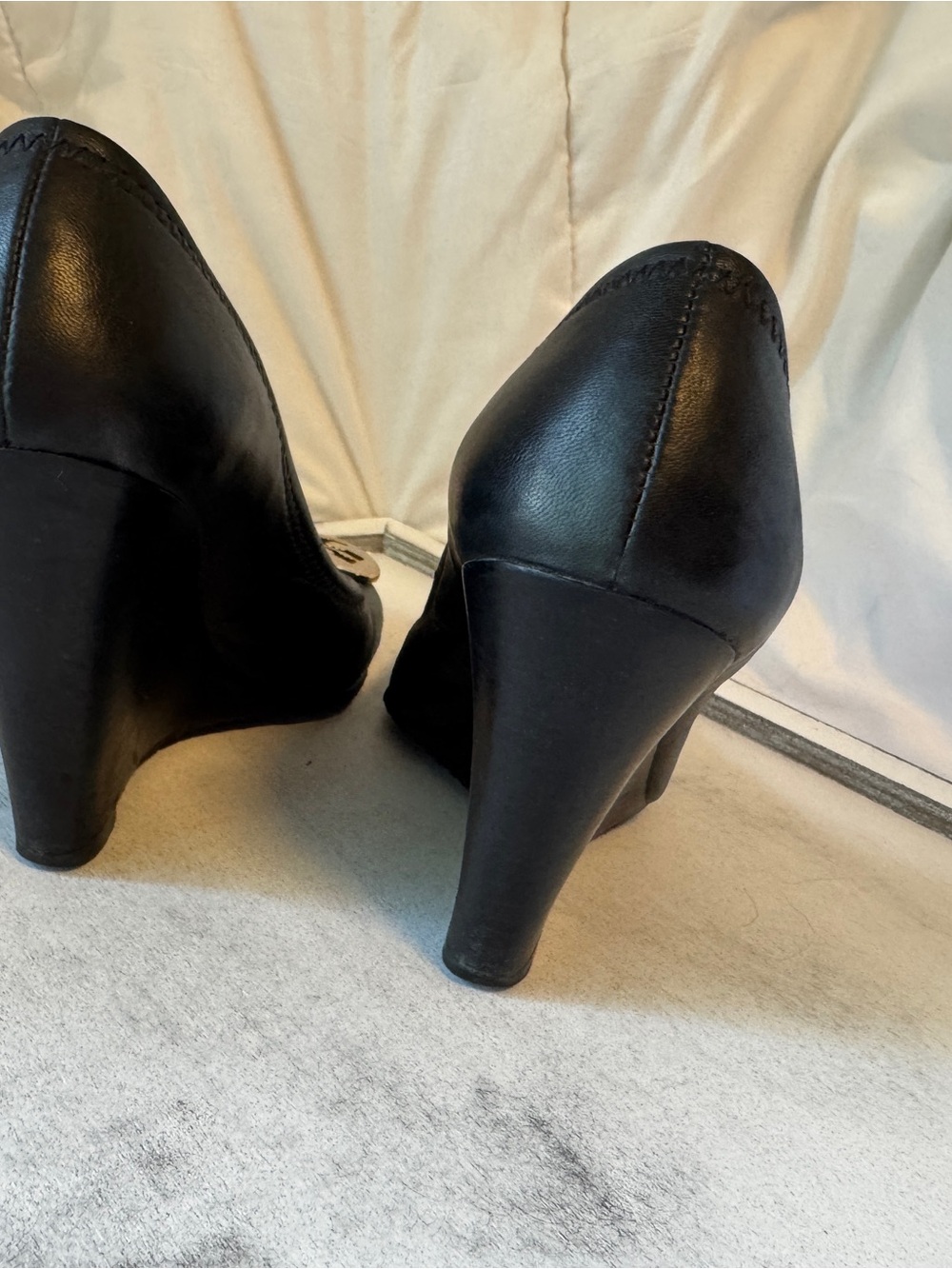 Tory Burch Black Leather Wedge Pumps with Gold Logo Medallion - Picture 4 of 6